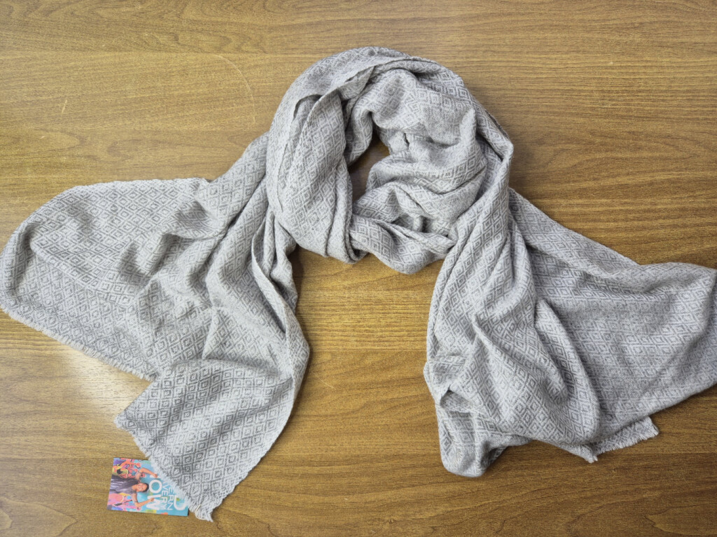 Weicher handgewebter Kaschmir-Schal in Silbergrau mit feinem Rauten-Webmuster – LWH Nepal